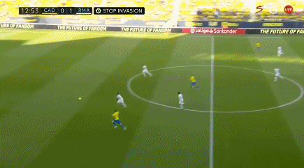 前锋远射破门，全场欢呼