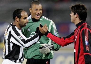 迈阿密跳舞庆祝夺冠，小贝兴奋舞动、梅西&德保罗有些局促（迈阿密夺冠后全队舞动庆典：小贝热情起舞，梅西与德保罗略显拘谨）