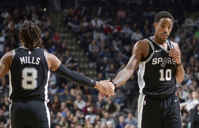 在极光下滑冰，这算不算人生的“高光”时刻？（极光之下滑冰，是否人生最闪耀的瞬间？）