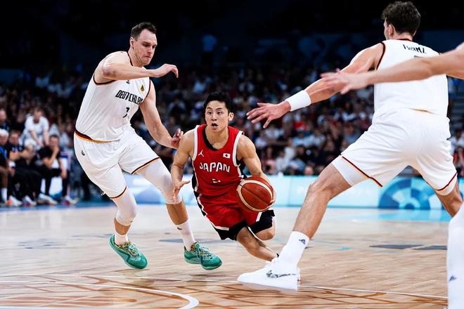 皇马战埃尔切大名单：姆巴佩领衔，米利唐、阿拉巴缺席（皇马对阵埃尔切出征名单：姆巴佩领衔，米利唐与阿拉巴未入选）